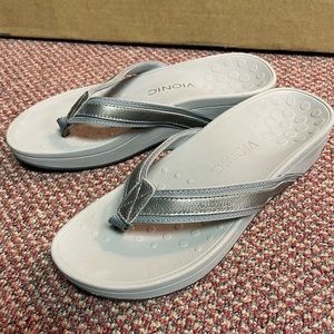 Vionic flip flops size 8